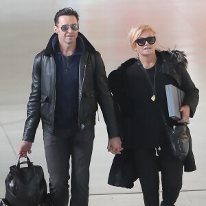 Semi Exclusif - L'acteur Hugh Jackman et sa femme Deborra-Lee Furness arrivent main dans la main à l'aéroport Roissy CDG le 16 janvier 2018.