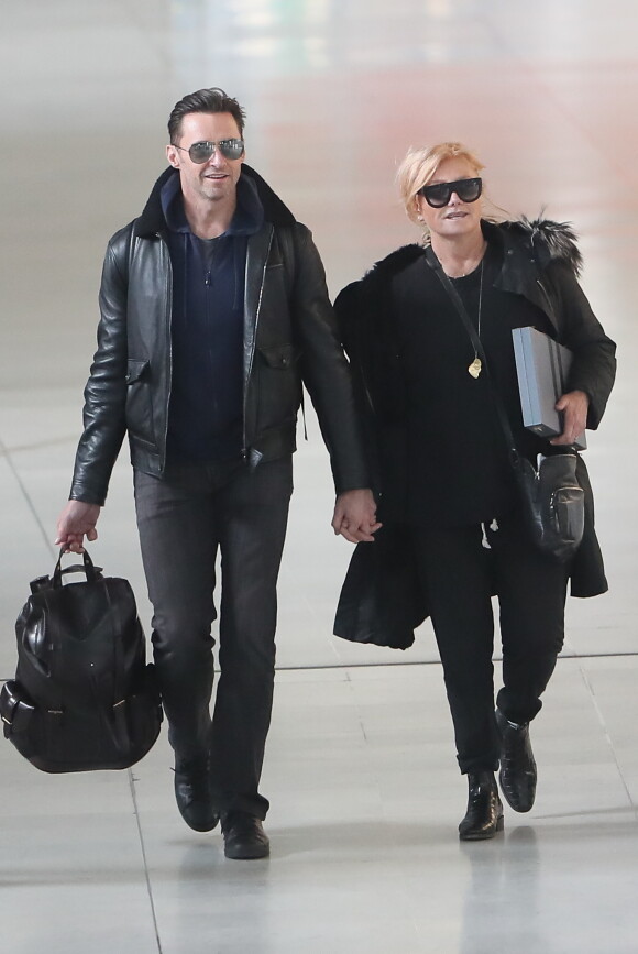 Semi Exclusif - L'acteur Hugh Jackman et sa femme Deborra-Lee Furness arrivent main dans la main à l'aéroport Roissy CDG le 16 janvier 2018.