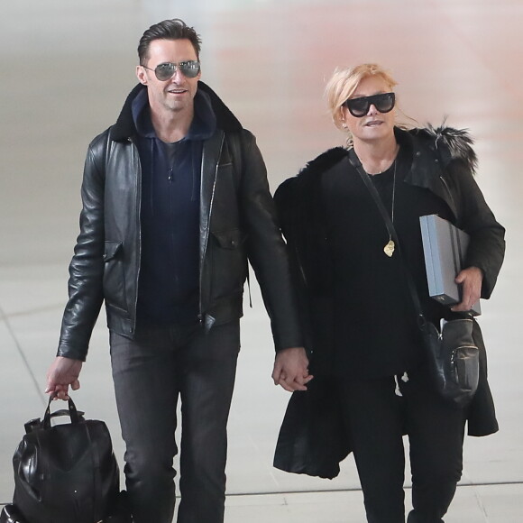 Semi Exclusif - L'acteur Hugh Jackman et sa femme Deborra-Lee Furness arrivent main dans la main à l'aéroport Roissy CDG le 16 janvier 2018.