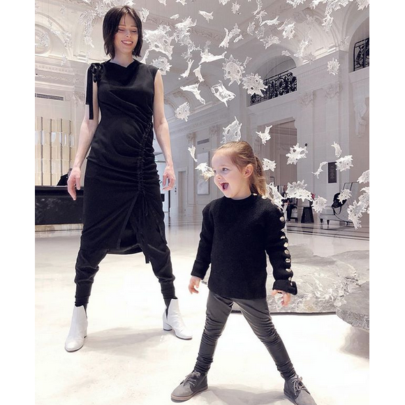 Coco Rocha et sa fille Ioni à Paris. Janvier 2018.