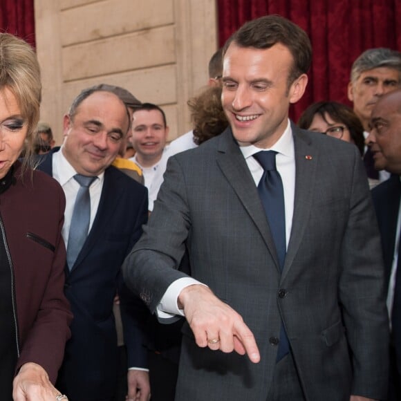 Le président Emmanuel Macron et sa femme Brigitte Macron fêtent l'Épiphanie avec la traditionnelle Galette des rois à L'Elysée le 12 janvier 2018. © Pierre Villard / Pool / Bestimage