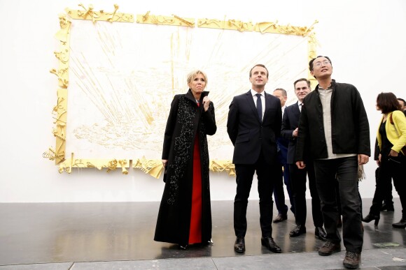Le président Emmanuel Macron et sa femme Brigitte visitent la galerie privée "Ullens Center for Contemporary Art" à Pékin et rencontrent les artistes le 9 janvier 2018. Le couple présidentiel s'est rendu à la galerie après le dîner d'Etat offert par le président chinois. © Dominique Jacovides / Bestimage