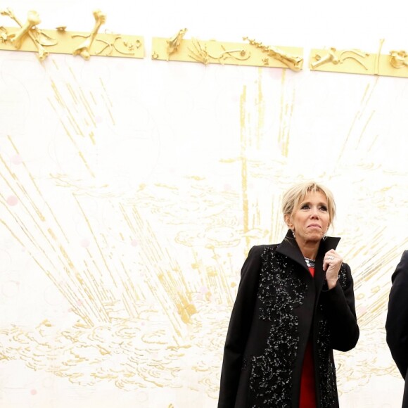 Le président Emmanuel Macron et sa femme Brigitte visitent la galerie privée "Ullens Center for Contemporary Art" à Pékin et rencontrent les artistes le 9 janvier 2018. Le couple présidentiel s'est rendu à la galerie après le dîner d'Etat offert par le président chinois. © Dominique Jacovides / Bestimage