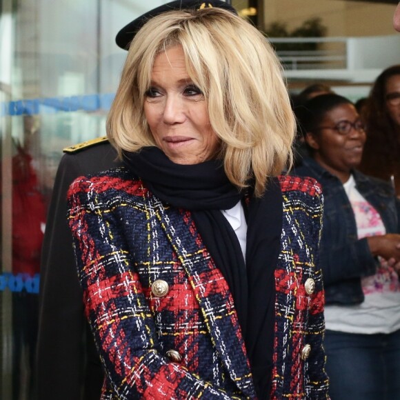 La première dame Brigitte Macron (en veste Balmain) et le docteur Francois Lhote lors de la visite du centre hospitalier Delafontaine à Saint-Denis dans le cadre de la journée mondiale de lutte contre le Sida le 1er décembre 2017. © Stéphane Lemouton / Bestimage