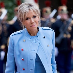 Brigitte Macron (robe bleue lavande, qui lui est prêtée par Louis Vuitton, conçue par N. Ghesquière) - Passation de pouvoir entre Emmanuel Macron et François Hollande au Palais de l'Elysée à Paris le 14 mai 2017. © Cyril Moreau / Bestimage