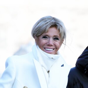 La Première dame Brigitte Macron (Trogneux) (manteau Olivier Rousteing pour Balmain) - Le président de la République et sa femme la Première dame visitent la Cité interdite avec des élèves de l'établissement français Charles de Gaulle de Pékin et d'une école chinoise à Pékin lors de la visite d'Etat de trois jours en Chine, le 9 janvier 2018. © Dominique Jacovides/Bestimage