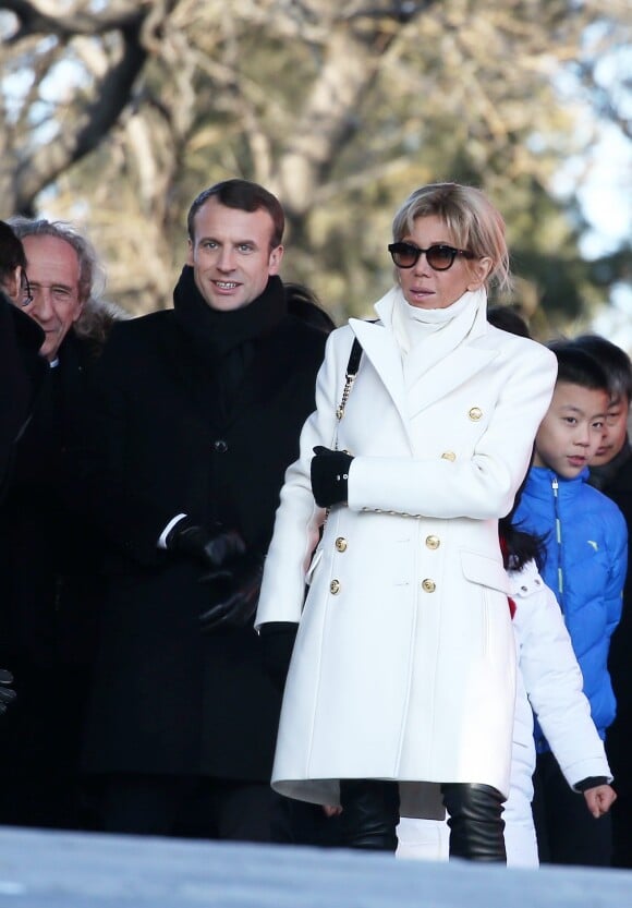 Le président de la République Emmanuel Macron, sa femme la Première dame Brigitte Macron (Trogneux) (manteau Olivier Rousteing pour Balmain) et l'historien Patrice Fava - Le président de la République et sa femme la Première dame visitent la Cité interdite avec des élèves de l'établissement français Charles de Gaulle de Pékin et d'une école chinoise à Pékin lors de la visite d'Etat de trois jours en Chine, le 9 janvier 2018. © Dominique Jacovides/Bestimage