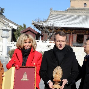 Le président de la République française Emmanuel Macron et sa femme la Première dame Brigitte Macron (Trogneux) (manteau Olivier Rousteing pour Balmain) - Le président de la République française et sa femme la Première dame visitent la Grande pagode de l'oie sauvage de Xi'an lors lors de la visite d'Etat de trois jours en Chine, à Xi'an, province de Shaanxi, Chine, le 8 janvier 2018. © Dominique Jacovides/Bestimage