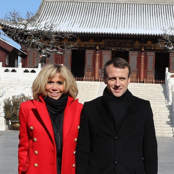 Le président de la République française Emmanuel Macron et sa femme la Première dame Brigitte Macron (Trogneux) (manteau Olivier Rousteing pour Balmain) - Le président de la République française et sa femme la Première dame visitent la Grande pagode de l'oie sauvage de Xi'an lors lors de la visite d'Etat de trois jours en Chine, à Xi'an, province de Shaanxi, Chine, le 8 janvier 2018. © Dominique Jacovides/Bestimage