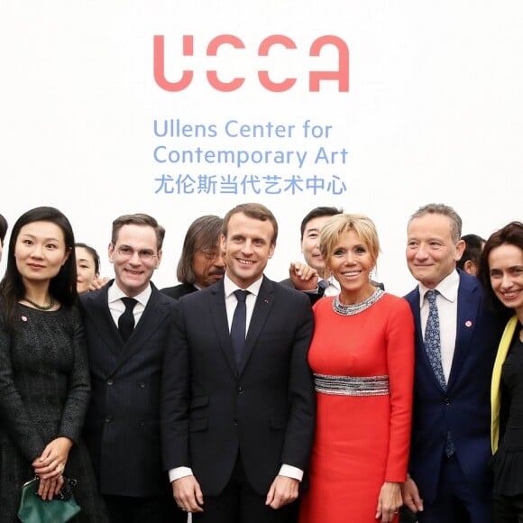 Le président Emmanuel Macron et sa femme Brigitte visitent la galerie privée "Ullens Center for Contemporary Art" à Pékin et rencontrent des artistes comtemporains chinois le 9 janvier 2018. Le couple présidentiel s'est rendu à la galerie après le dîner d'Etat offert par le président chinois. © Dominique Jacovides / Bestimage