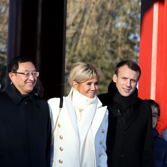 Le président de la République Emmanuel Macron et sa femme la Première dame Brigitte Macron (Trogneux) (manteau Olivier Rousteing pour Balmain) - Le président de la République et sa femme la Première dame visitent la Cité interdite avec des élèves de l'établissement français Charles de Gaulle de Pékin et d'une école chinoise à Pékin lors de la visite d'Etat de trois jours en Chine, le 9 janvier 2018. © Dominique Jacovides/Bestimage