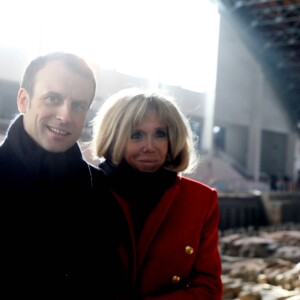 Le président de la République française Emmanuel Macron et sa femme la Première dame Brigitte Macron (Trogneux) (manteau Olivier Rousteing pour Balmain) - Le président de la République française et sa femme la Première dame visitent le site de l'armée de terre cuite à Xi'an lors lors de la visite d'Etat de trois jours en Chine, à Xi'an, province Shaanxi, Chine, le 8 janvier 2018. © Dominique Jacovides/Bestimage