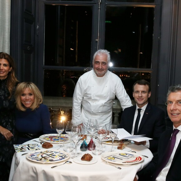 Emmanuel Macron, Président de la République française, accompagné de son épouse, la Première Dame Brigitte Macron, ont convié Mauricio Macri, Président de la République d'Argentine et son épouse Juliana Awada Macri pour un dîner dans le restaurant du grand chef cuisinier Guy Savoy, situé à la Monnaie de Paris. Les deux couples ont emprunté, à pieds, le pont des Arts pour se rendre dans le célèbre établissement situé en bord de Seine. Paris, le 26 Janvier 2018. © Dominique Jacovides/Bestimage