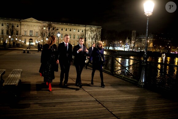 Emmanuel Macron, Président de la République française, accompagné de son épouse, la Première Dame Brigitte Macron, ont convié Mauricio Macri, Président de la République d'Argentine et son épouse Juliana Awada Macri pour un dîner dans le restaurant du grand chef cuisinier Guy Savoy, situé à la Monnaie de Paris. Les deux couples ont emprunté, à pieds, le pont des Arts pour se rendre dans le célèbre établissement situé en bord de Seine. Paris, le 26 Janvier 2018. © Dominique Jacovides/Bestimage