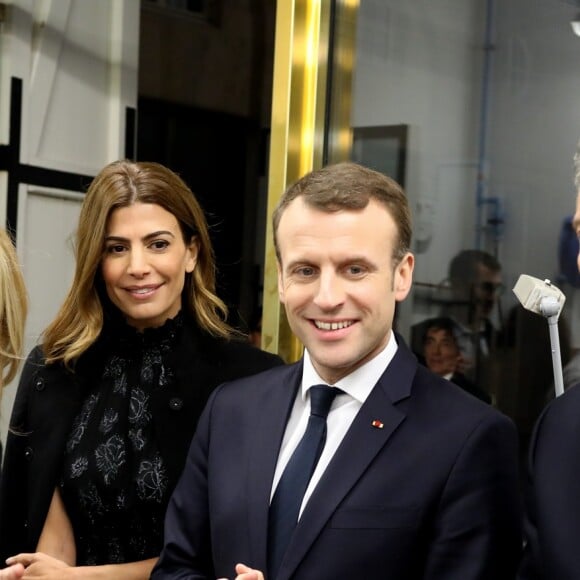 Emmanuel Macron, Président de la République française, accompagné de son épouse, la Première Dame Brigitte Macron, ont convié Mauricio Macri, Président de la République d'Argentine et son épouse Juliana Awada Macri pour un dîner dans le restaurant du grand chef cuisinier Guy Savoy, situé à la Monnaie de Paris. Les deux couples ont emprunté, à pieds, le pont des Arts pour se rendre dans le célèbre établissement situé en bord de Seine. Paris, le 26 Janvier 2018. © Dominique Jacovides/Bestimage