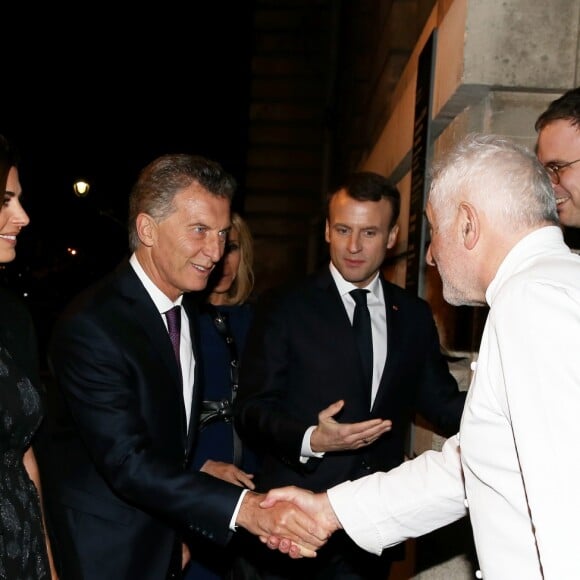 Emmanuel Macron, Président de la République française, accompagné de son épouse, la Première Dame Brigitte Macron, ont convié Mauricio Macri, Président de la République d'Argentine et son épouse Juliana Awada Macri pour un dîner dans le restaurant du grand chef cuisinier Guy Savoy, situé à la Monnaie de Paris. Les deux couples ont emprunté, à pieds, le pont des Arts pour se rendre dans le célèbre établissement situé en bord de Seine. Paris, le 26 Janvier 2018. © Dominique Jacovides/Bestimage