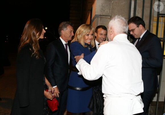 Emmanuel Macron, Président de la République française, accompagné de son épouse, la Première Dame Brigitte Macron, ont convié Mauricio Macri, Président de la République d'Argentine et son épouse Juliana Awada Macri pour un dîner dans le restaurant du grand chef cuisinier Guy Savoy, situé à la Monnaie de Paris. Les deux couples ont emprunté, à pieds, le pont des Arts pour se rendre dans le célèbre établissement situé en bord de Seine. Paris, le 26 Janvier 2018. © Dominique Jacovides/Bestimage
