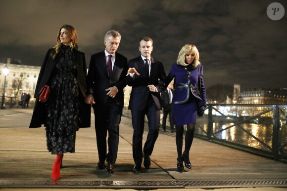Emmanuel Macron, Président de la République française, accompagné de son épouse, la Première Dame Brigitte Macron, ont convié Mauricio Macri, Président de la République d'Argentine et son épouse Juliana Awada Macri pour un dîner dans le restaurant du grand chef cuisinier Guy Savoy, situé à la Monnaie de Paris. Les deux couples ont emprunté, à pieds, le pont des Arts pour se rendre dans le célèbre établissement situé en bord de Seine. Paris, le 26 Janvier 2018. © Dominique Jacovides/Bestimage