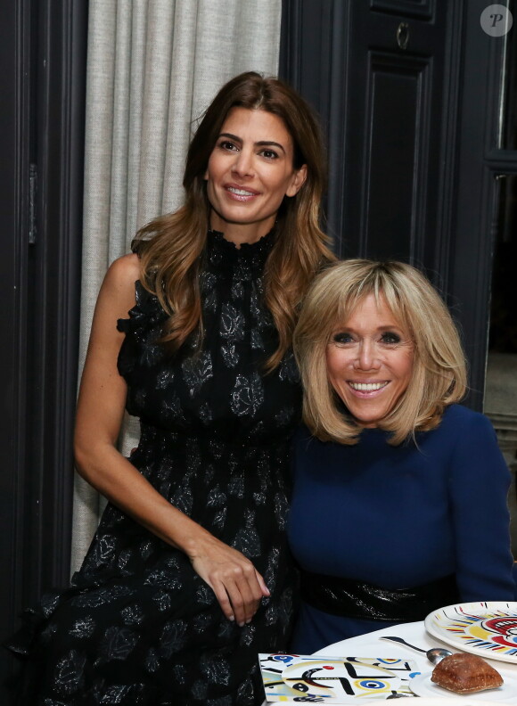 Emmanuel Macron, Président de la République française, accompagné de son épouse, la Première Dame Brigitte Macron, ont convié Mauricio Macri, Président de la République d'Argentine et son épouse Juliana Awada Macri pour un dîner dans le restaurant du grand chef cuisinier Guy Savoy, situé à la Monnaie de Paris. Les deux couples ont emprunté, à pieds, le pont des Arts pour se rendre dans le célèbre établissement situé en bord de Seine. Paris, le 26 Janvier 2018. © Dominique Jacovides/Bestimage