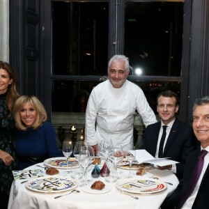 Emmanuel Macron, Président de la République française, accompagné de son épouse, la Première Dame Brigitte Macron, ont convié Mauricio Macri, Président de la République d'Argentine et son épouse Juliana Awada Macri pour un dîner dans le restaurant du grand chef cuisinier Guy Savoy, situé à la Monnaie de Paris. Les deux couples ont emprunté, à pieds, le pont des Arts pour se rendre dans le célèbre établissement situé en bord de Seine. Paris, le 26 Janvier 2018. © Dominique Jacovides/Bestimage