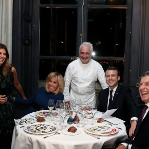 Emmanuel Macron, Président de la République française, accompagné de son épouse, la Première Dame Brigitte Macron, ont convié Mauricio Macri, Président de la République d'Argentine et son épouse Juliana Awada Macri pour un dîner dans le restaurant du grand chef cuisinier Guy Savoy, situé à la Monnaie de Paris. Les deux couples ont emprunté, à pieds, le pont des Arts pour se rendre dans le célèbre établissement situé en bord de Seine. Paris, le 26 Janvier 2018. © Dominique Jacovides/Bestimage