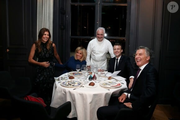 Emmanuel Macron, Président de la République française, accompagné de son épouse, la Première Dame Brigitte Macron, ont convié Mauricio Macri, Président de la République d'Argentine et son épouse Juliana Awada Macri pour un dîner dans le restaurant du grand chef cuisinier Guy Savoy, situé à la Monnaie de Paris. Les deux couples ont emprunté, à pieds, le pont des Arts pour se rendre dans le célèbre établissement situé en bord de Seine. Paris, le 26 Janvier 2018. © Dominique Jacovides/Bestimage