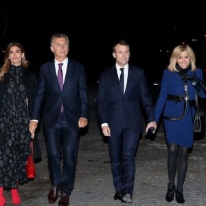 Emmanuel Macron, Président de la République française, accompagné de son épouse, la Première Dame Brigitte Macron, ont convié Mauricio Macri, Président de la République d'Argentine et son épouse Juliana Awada Macri pour un dîner dans le restaurant du grand chef cuisinier Guy Savoy, situé à la Monnaie de Paris. Les deux couples ont emprunté, à pieds, le pont des Arts pour se rendre dans le célèbre établissement situé en bord de Seine. Paris, le 26 Janvier 2018. © Dominique Jacovides/Bestimage