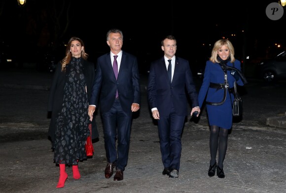 Emmanuel Macron, Président de la République française, accompagné de son épouse, la Première Dame Brigitte Macron, ont convié Mauricio Macri, Président de la République d'Argentine et son épouse Juliana Awada Macri pour un dîner dans le restaurant du grand chef cuisinier Guy Savoy, situé à la Monnaie de Paris. Les deux couples ont emprunté, à pieds, le pont des Arts pour se rendre dans le célèbre établissement situé en bord de Seine. Paris, le 26 Janvier 2018. © Dominique Jacovides/Bestimage
