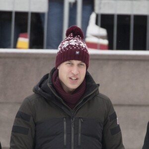 Kate Middleton, enceinte, et le prince William, duc et duchesse de Cambridge, se sont essayés au bandy (ancêtre du hockey sur glace) pour le premier engagement de leur visite officielle en Suède et en Norvège, le 30 janvier 2018 au Vasaparken à Stockholm. William a remporté leur duel de tirs au but, 2-1.