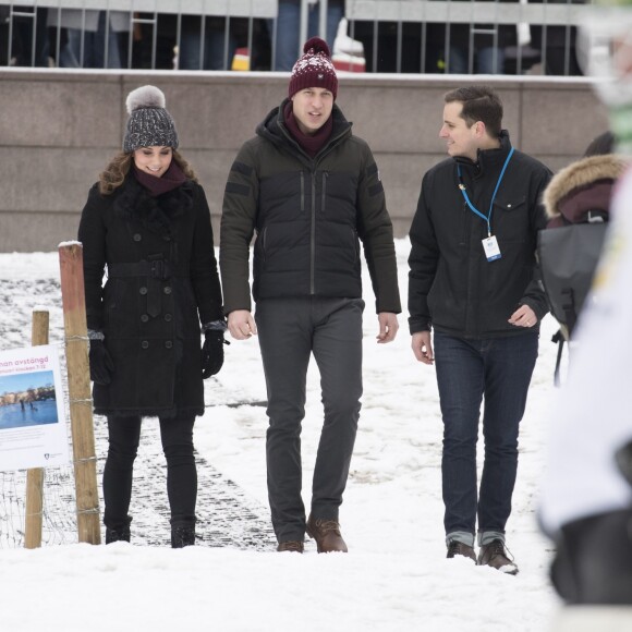 Kate Middleton, enceinte, et le prince William, duc et duchesse de Cambridge, se sont essayés au bandy (ancêtre du hockey sur glace) pour le premier engagement de leur visite officielle en Suède et en Norvège, le 30 janvier 2018 au Vasaparken à Stockholm. William a remporté leur duel de tirs au but, 2-1.