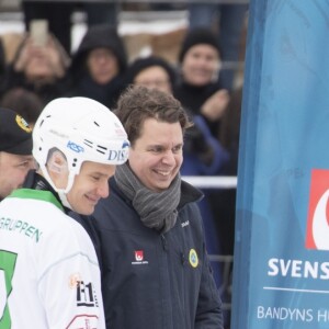 Kate Middleton, enceinte, et le prince William, duc et duchesse de Cambridge, se sont essayés au bandy (ancêtre du hockey sur glace) pour le premier engagement de leur visite officielle en Suède et en Norvège, le 30 janvier 2018 au Vasaparken à Stockholm. William a remporté leur duel de tirs au but, 2-1.