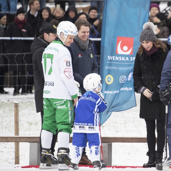 Kate Middleton, enceinte, et le prince William, duc et duchesse de Cambridge, se sont essayés au bandy (ancêtre du hockey sur glace) pour le premier engagement de leur visite officielle en Suède et en Norvège, le 30 janvier 2018 au Vasaparken à Stockholm. William a remporté leur duel de tirs au but, 2-1.