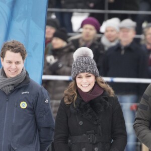 Kate Middleton, enceinte, et le prince William, duc et duchesse de Cambridge, se sont essayés au bandy (ancêtre du hockey sur glace) pour le premier engagement de leur visite officielle en Suède et en Norvège, le 30 janvier 2018 au Vasaparken à Stockholm. William a remporté leur duel de tirs au but, 2-1.