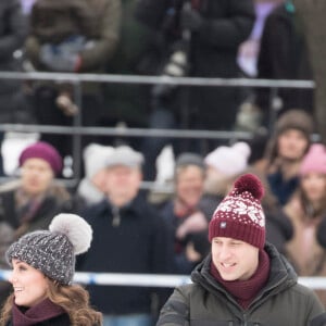 Kate Middleton, enceinte, et le prince William, duc et duchesse de Cambridge, se sont essayés au bandy (ancêtre du hockey sur glace) pour le premier engagement de leur visite officielle en Suède et en Norvège, le 30 janvier 2018 au Vasaparken à Stockholm. William a remporté leur duel de tirs au but, 2-1.