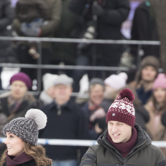 Kate Middleton, enceinte, et le prince William, duc et duchesse de Cambridge, se sont essayés au bandy (ancêtre du hockey sur glace) pour le premier engagement de leur visite officielle en Suède et en Norvège, le 30 janvier 2018 au Vasaparken à Stockholm. William a remporté leur duel de tirs au but, 2-1.