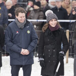 Kate Middleton, enceinte, et le prince William, duc et duchesse de Cambridge, se sont essayés au bandy (ancêtre du hockey sur glace) pour le premier engagement de leur visite officielle en Suède et en Norvège, le 30 janvier 2018 au Vasaparken à Stockholm. William a remporté leur duel de tirs au but, 2-1.