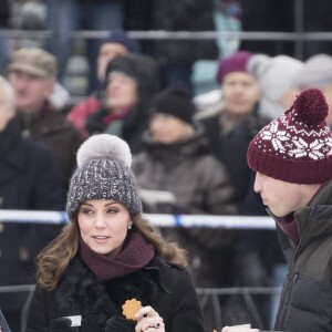 Kate Middleton, enceinte, et le prince William, duc et duchesse de Cambridge, se sont essayés au bandy (ancêtre du hockey sur glace) pour le premier engagement de leur visite officielle en Suède et en Norvège, le 30 janvier 2018 au Vasaparken à Stockholm. William a remporté leur duel de tirs au but, 2-1.