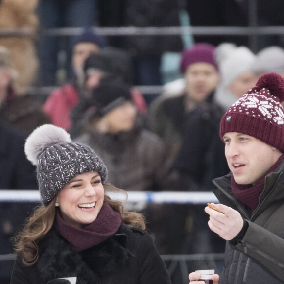 Kate Middleton, enceinte, et le prince William, duc et duchesse de Cambridge, se sont essayés au bandy (ancêtre du hockey sur glace) pour le premier engagement de leur visite officielle en Suède et en Norvège, le 30 janvier 2018 au Vasaparken à Stockholm. William a remporté leur duel de tirs au but, 2-1.