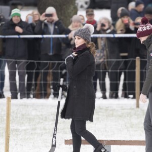 Kate Middleton, enceinte, et le prince William, duc et duchesse de Cambridge, se sont essayés au bandy (ancêtre du hockey sur glace) pour le premier engagement de leur visite officielle en Suède et en Norvège, le 30 janvier 2018 au Vasaparken à Stockholm. William a remporté leur duel de tirs au but, 2-1.