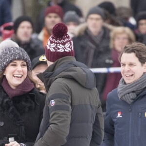 Kate Middleton, enceinte, et le prince William, duc et duchesse de Cambridge, se sont essayés au bandy (ancêtre du hockey sur glace) pour le premier engagement de leur visite officielle en Suède et en Norvège, le 30 janvier 2018 au Vasaparken à Stockholm. William a remporté leur duel de tirs au but, 2-1.