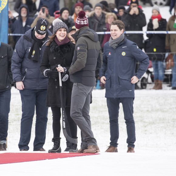 Kate Middleton, enceinte, et le prince William, duc et duchesse de Cambridge, se sont essayés au bandy (ancêtre du hockey sur glace) pour le premier engagement de leur visite officielle en Suède et en Norvège, le 30 janvier 2018 au Vasaparken à Stockholm. William a remporté leur duel de tirs au but, 2-1.