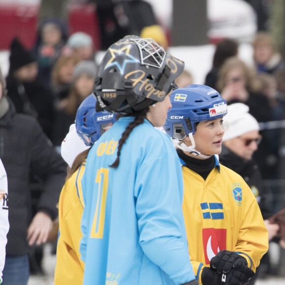 Kate Middleton, enceinte, et le prince William, duc et duchesse de Cambridge, se sont essayés au bandy (ancêtre du hockey sur glace) pour le premier engagement de leur visite officielle en Suède et en Norvège, le 30 janvier 2018 au Vasaparken à Stockholm. William a remporté leur duel de tirs au but, 2-1.