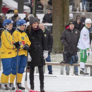 Kate Middleton, enceinte, et le prince William, duc et duchesse de Cambridge, se sont essayés au bandy (ancêtre du hockey sur glace) pour le premier engagement de leur visite officielle en Suède et en Norvège, le 30 janvier 2018 au Vasaparken à Stockholm. William a remporté leur duel de tirs au but, 2-1.