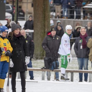 Kate Middleton, enceinte, et le prince William, duc et duchesse de Cambridge, se sont essayés au bandy (ancêtre du hockey sur glace) pour le premier engagement de leur visite officielle en Suède et en Norvège, le 30 janvier 2018 au Vasaparken à Stockholm. William a remporté leur duel de tirs au but, 2-1.