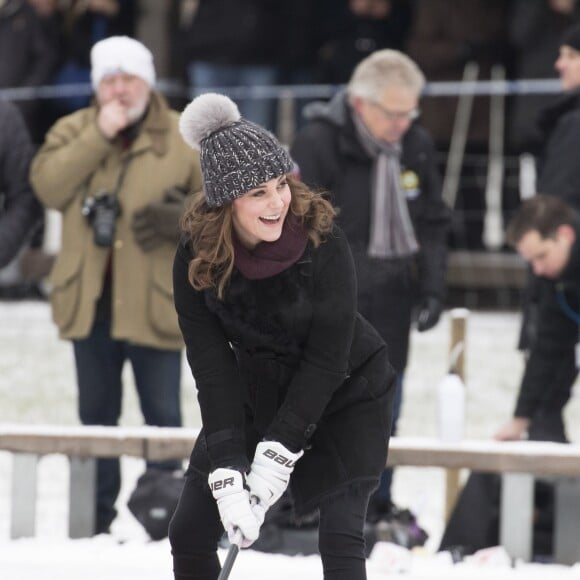 Kate Middleton, enceinte, et le prince William, duc et duchesse de Cambridge, se sont essayés au bandy (ancêtre du hockey sur glace) pour le premier engagement de leur visite officielle en Suède et en Norvège, le 30 janvier 2018 au Vasaparken à Stockholm. William a remporté leur duel de tirs au but, 2-1.