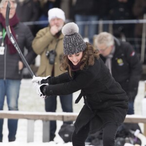 Kate Middleton, enceinte, et le prince William, duc et duchesse de Cambridge, se sont essayés au bandy (ancêtre du hockey sur glace) pour le premier engagement de leur visite officielle en Suède et en Norvège, le 30 janvier 2018 au Vasaparken à Stockholm. William a remporté leur duel de tirs au but, 2-1.