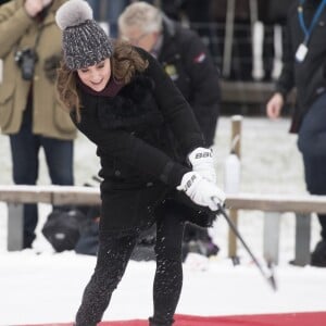 Kate Middleton, enceinte, et le prince William, duc et duchesse de Cambridge, se sont essayés au bandy (ancêtre du hockey sur glace) pour le premier engagement de leur visite officielle en Suède et en Norvège, le 30 janvier 2018 au Vasaparken à Stockholm. William a remporté leur duel de tirs au but, 2-1.