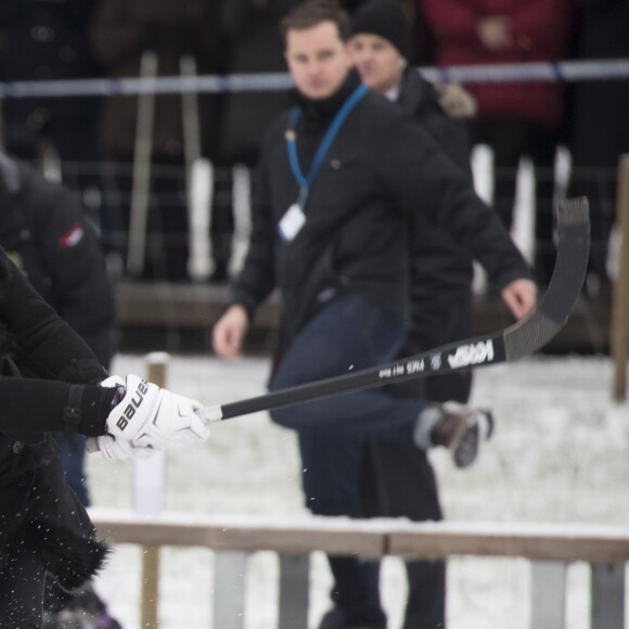 Kate Middleton, enceinte, et le prince William, duc et duchesse de Cambridge, se sont essayés au bandy (ancêtre du hockey sur glace) pour le premier engagement de leur visite officielle en Suède et en Norvège, le 30 janvier 2018 au Vasaparken à Stockholm. William a remporté leur duel de tirs au but, 2-1.