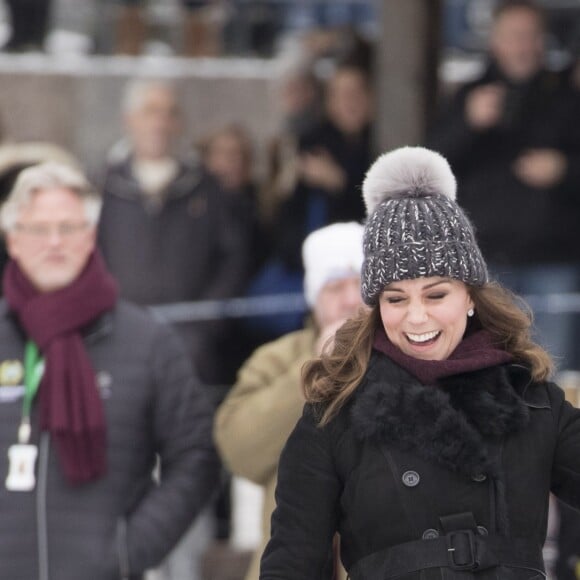 Kate Middleton, enceinte, et le prince William, duc et duchesse de Cambridge, se sont essayés au bandy (ancêtre du hockey sur glace) pour le premier engagement de leur visite officielle en Suède et en Norvège, le 30 janvier 2018 au Vasaparken à Stockholm. William a remporté leur duel de tirs au but, 2-1.