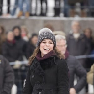 Kate Middleton, enceinte, et le prince William, duc et duchesse de Cambridge, se sont essayés au bandy (ancêtre du hockey sur glace) pour le premier engagement de leur visite officielle en Suède et en Norvège, le 30 janvier 2018 au Vasaparken à Stockholm. William a remporté leur duel de tirs au but, 2-1.